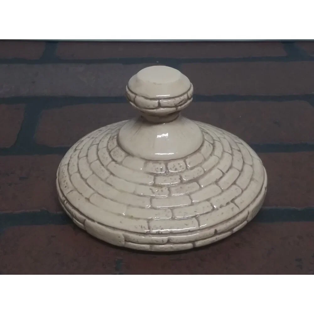Vintage ceramic lid only 4&5/8